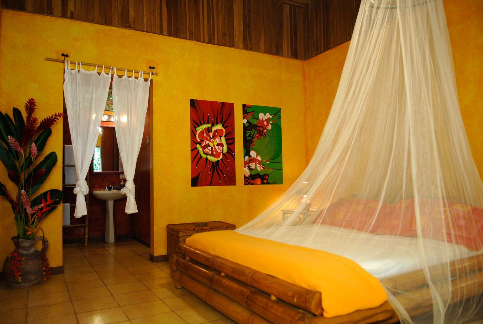 Habitación con cama y mosquitero