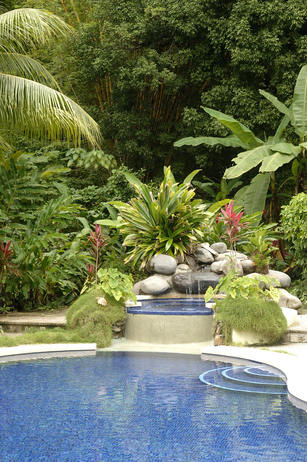 Jacuzzi con cascada de piedra