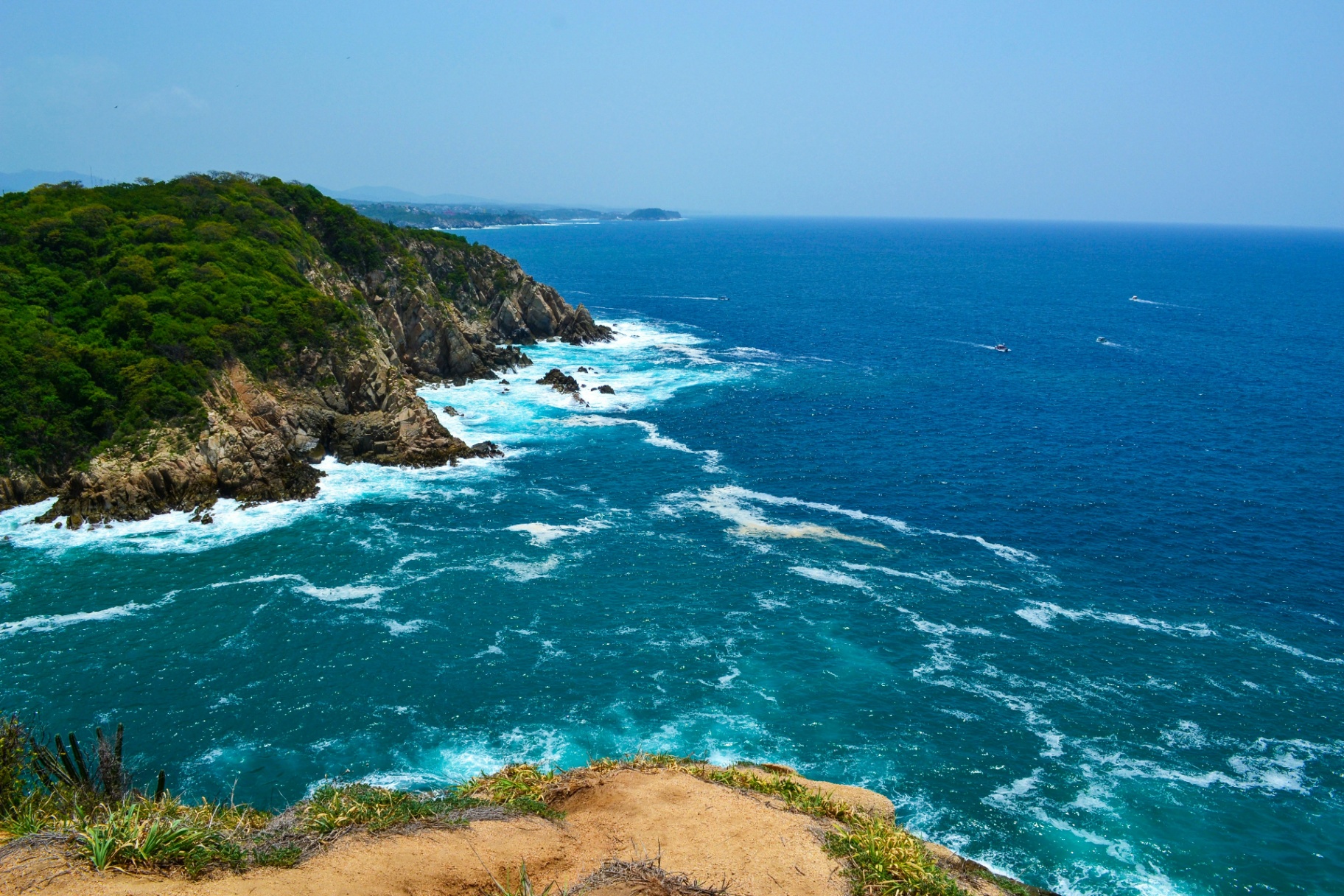 Costa de Oaxaca con acantilados y mar turquesa